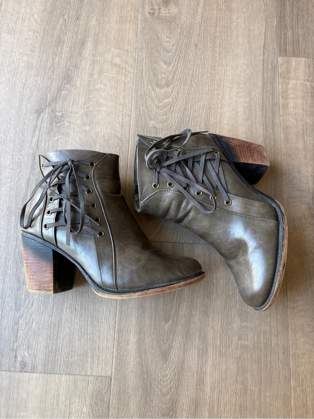 Vintage 93 Boulder Heeled Lace-up Ankle Boots in Olive Green